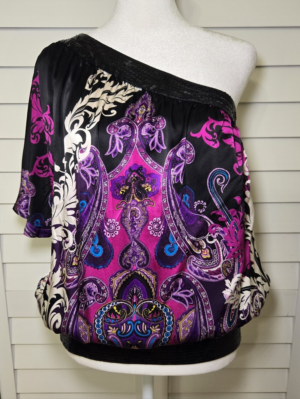 bebe One-Shoulder Paisley Print Blouse in Black, Fuchsia and Purple Size S